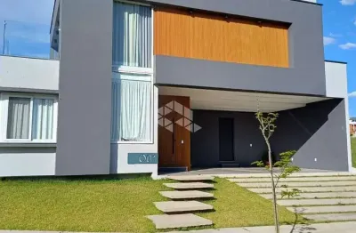 Casa a venda com 3 quartos 4 banheiros, 2 vagas de garagem, com espera para elevador interno no bairro tomazzeti santa maria.