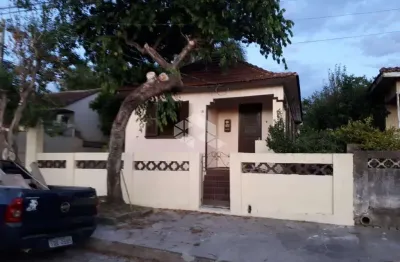 Casa mista com 03 dormitórios à venda no bairro itararé, em santa maria.