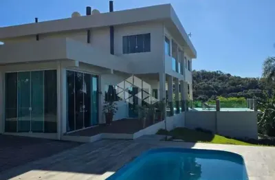Casa alto padrão, 5 suítes, 8 banheiros,  escritório, 5 garagens, piscina, deck, sala de estar, varanda gourmet, em itaara rs