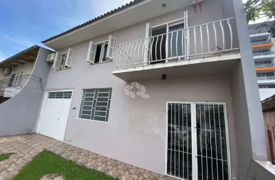 Casa à venda com 03 dormitórios e sala comercial no bairro camobi, em santa maria.