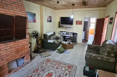 Casa semimobiliada à venda, com 04 dormitórios incluindo 02 banheiros, churrasqueira e salão de festas, no bairro camobi, em santa maria.