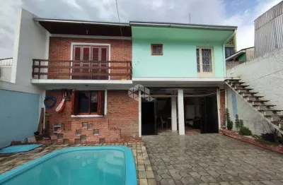 Casa/sobrado com 03 dormitórios 01 suíte com piscina no bairro medianeira em santa maria.