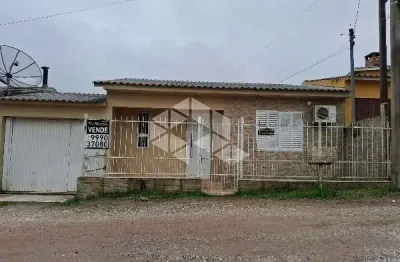 Casa de 02 dormitórios, com garagem para 02 carros, gradeada e com fundos murada