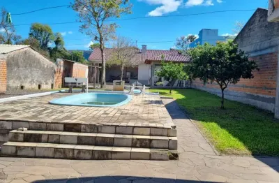 Casa com 3 quartos, sala, cozinha, 2 vagas de garagem e piscina no Bairro Itararé em Santa Maria