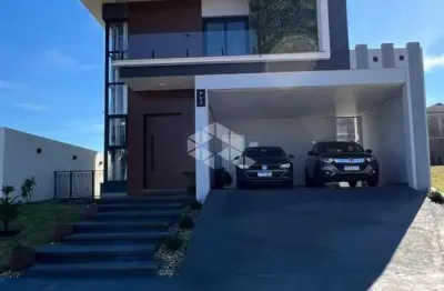 Casa a venda em condomínio fechado com 3 quartos, uma suíte, em santa maria