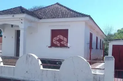 Casa a venda no itararé com duas casas no pátio em santa maria rs.