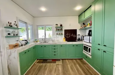 Casa à venda em condomínio fechado em camobi com 5 quartos e 3 suítes