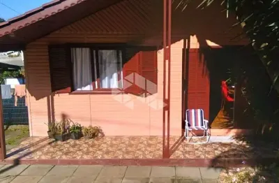A venda casa de 2 dormitórios mais banheiro social, localizada no bairro palace hotel em canela.