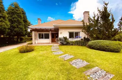 A venda casa de 2 dormitórios sendo 2 suítes, localizada em gramado.