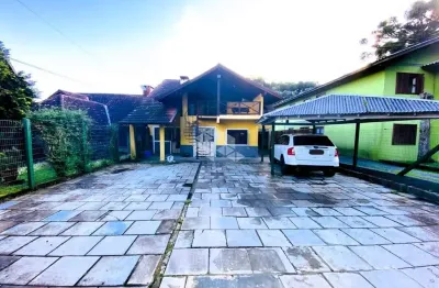 A venda casa com 3 dormitórios sendo uma suíte com banheira de hidromassagem, localizada no bairro palace hotel em canela.