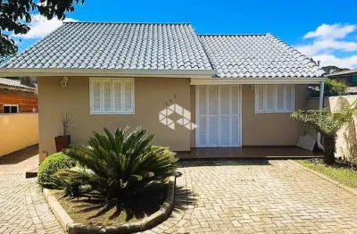 A venda casa de 2 dormitórios sendo 1 suíte, localizada em canela.