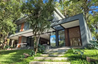 Casa com três suítes no res. pinheiro grosso em canela