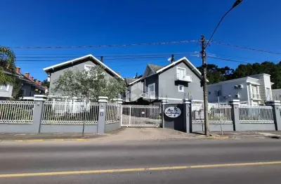 Casa em canela com quatro dormitórios totalmente mobiliada