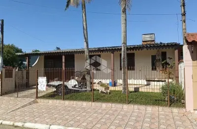 Casa ampla com churrasqueira, jardim, gradeada, garagem para 3 carros, 3 dormitórios