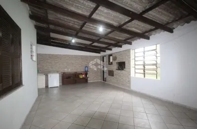 Casa com 3 dormitórios/ pátio com churrasqueira/ pátio gramado amplo nos fundos / 3 vagas