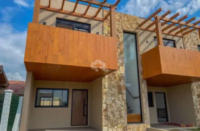 Sobrado com 3  dormitórios, sendo um suíte, garagem próximo ao mar