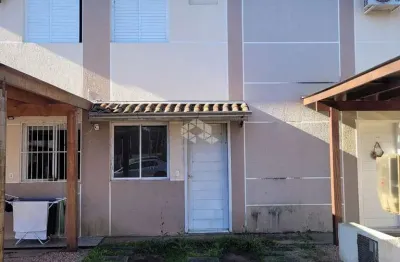 Casa 2 dormitórios, 1 vaga privativa e pátio em condomínio fechado com lazer completo.