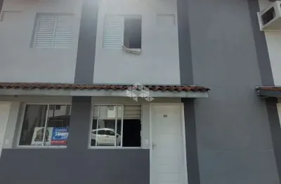 Sobrado com 2 dormitórios, lavabo, pátio com churrasqueira, a venda no bairro igara, canoas.