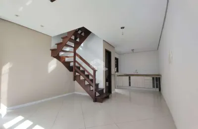 Sobrado de 3 quartos com suíte e vaga para dois carros em condomínio fechado