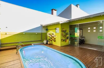 Casa sobrado 3 dormitórios 1 suíte, igara/canoas, lavanderia, churrasqueira, piscina aquecida, 4 vagas garagem, pátio. aceita financiamento.