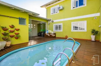 Casa sobrado 3 dormitórios 1 suíte, igara/canoas, lavanderia, churrasqueira, piscina aquecida, 4 vagas garagem, pátio. aceita financiamento.