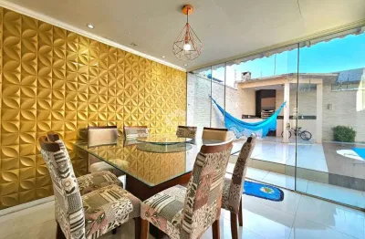 Casa sobrado, 140 m², com 3 dormitórios, sendo 1 suíte, pátio com piscina com hidro, edícula com churrasqueira e escritório energia solar, no bairro i