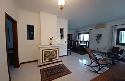 Casa com 3 suítes e 197 privativos no bairro marechal rondon/ canoas.