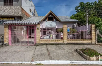 Enorme casa com pé direito alto, sendo 3 dormitórios, 2 banheiros, ponto comercial na frente, sótão com dormitório e pátio nos fundos. localizado no b