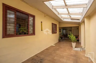 Casa térrea, 3 dormitórios, 2 banheiros, 3 vagas, churrasqueira, piscina, no bairro fátima/canoas. aceita minha casa minha vida, financiamento e fgts.