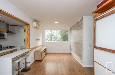 Apartamento, 63 m² de área privadas, 2 dormitórios, living com 3 ambientes e uma vaga de garagem coberta escriturada, semi-mobiliado a venda