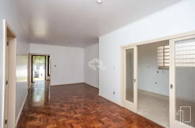 Casa de 3 dormitórios, sendo 1 suíte, churrasqueira e área de serviço. terreno 14x22 e 155m² privativos. a venda no centro de canoas