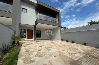 Sobrado em construção com 4 dormitórios, sendo 2 suítes e 2 vagas cobertas