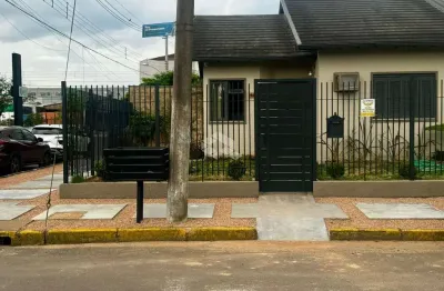 Casa térrea 50m² com 2 amplos dormitórios, sala de estar, cozinha modulada, banheiro social, 2 vagas de garagem. a venda no bairro moinhos de vento-