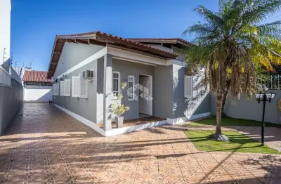 A casa térrea tem uma área de 170,00 m² e possui 4 dormitórios, um living com 2 ambientes , cozinha e sala de jantar. também conta com churrasqueira,