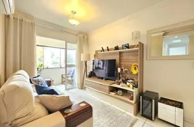 Apartamento 65m² mobiliado com 2 dormitórios, 1 vaga de garagem, sacada com churrasqueira integrada ao living, a venda no centro, aceita financiamento
