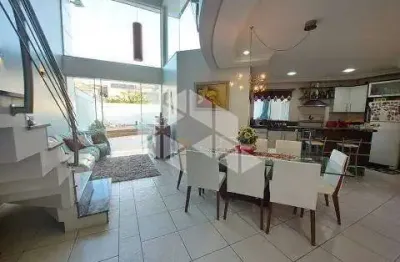 Casa  de 4 dormitórios, 4 suítes sendo 1 master, cozinha planejada, espaço goumet com piscina. à venda no bairrro moinhos de vento/canoa