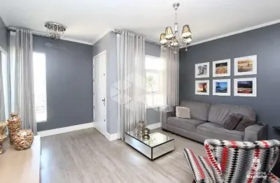 Casa-sobrado, 3 dormitórios, 1 suíte, sala de estar, lavabo, cozinha mobiliada, churrasqueira e piscina. a venda no bairro moinhos de vento.