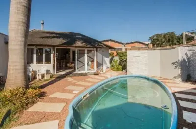 Casa/sobrado com 4 dormitórios sendo 2 suítes, hidro closet e sacada, pátio, piscina, lareira, 4 vagas. aceita financiamento e fgts. a venda no bairro