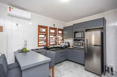 Casa, moinhos de vento/canoas 2 dormitórios, 1 suíte, espaço gourmet, 3 vagas cobertas, semimobiliada. aceita financiamento e fgts.