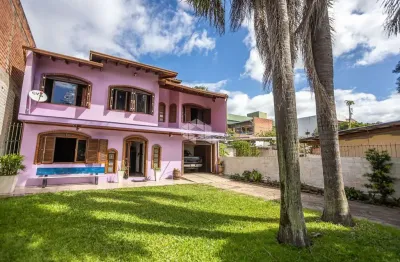 Casa sobrado com 3 dormitórios, ampla cozinha, 2 banheiros, salão de festa com churrasqueira, pátio com espaço para piscina. a venda no bairro igara-
