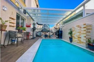 Casa em condomínio semimobiliada e decorada, 4 dormitórios sendo 2 suítes, sótão, piscina e 3 vagas cobertas.