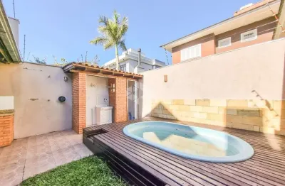 Casa Sobrado semimobiliada 4 dormitórios, suíte, closet, sótão, lareira, churrasqueira, piscina e 3 vagas, bairro Marechal Rondon na cidade de Canoas.