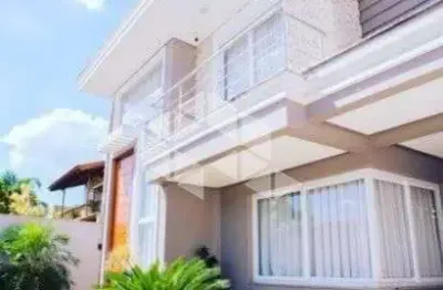 Casa/sobrado 3 dormitórios, 3 suites, lareira, churrasqueira, pátio, 5 vagas de garagem. a venda no bairro igara/canoas!