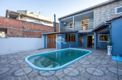 Casa sobrado 3 dormitórios, 1 suíte, área gourmet/churrasqueira, lavanderia, piscina /2 vagas, no bairro igara/ canoas. aceita negociação.