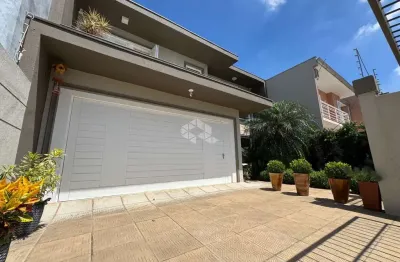 Casa sobrado mobiliado 3 dormitórios sendo 1 suite, 3 banheiros, 3 vagas de garagem, no bairro mont' serrat em canoas. aceita financiamento bancário
