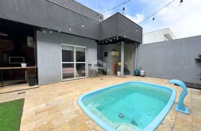 Sobrado semi mobiliado, com 3 dormitórios, sendo duas suítes, 2 banheiros, 200m² privativos, 02 vagas de garagem, no bairro igara, na cidade de canoas