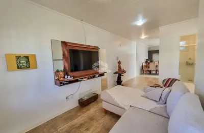 Casa em condomínio com 63 m², 2 dormitórios, living com 3 ambientes (cozinha, sala de jantar e sala de estar), pátio e área de serviço. possui 2 vagas