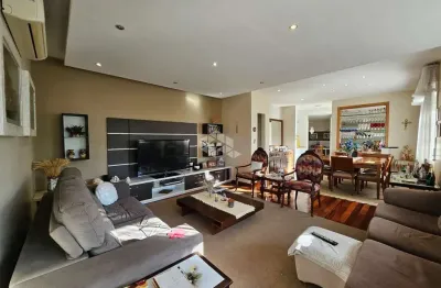 Casa ampla e versátil com 3 quartos, 355 m², garagem para 4 carros e espaço gourmet ? excelente localização