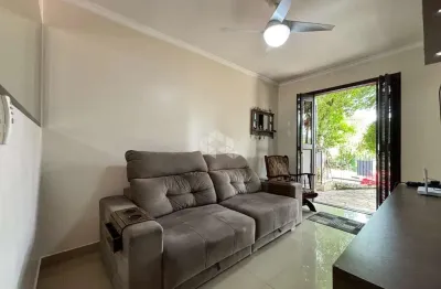 Casa ampla com dois pavimentos, 3 dormitórios, semi mobiliada, pátio nos fundos, garagem fechada, sacada, churrasqueira, bairro guarani.