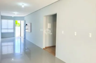 Casa à venda em canoas com 3 dormitórios, sala e cozinha integradas, pátio amplo com lavanderia e despensa, além de garagem coberta para 2 carroas